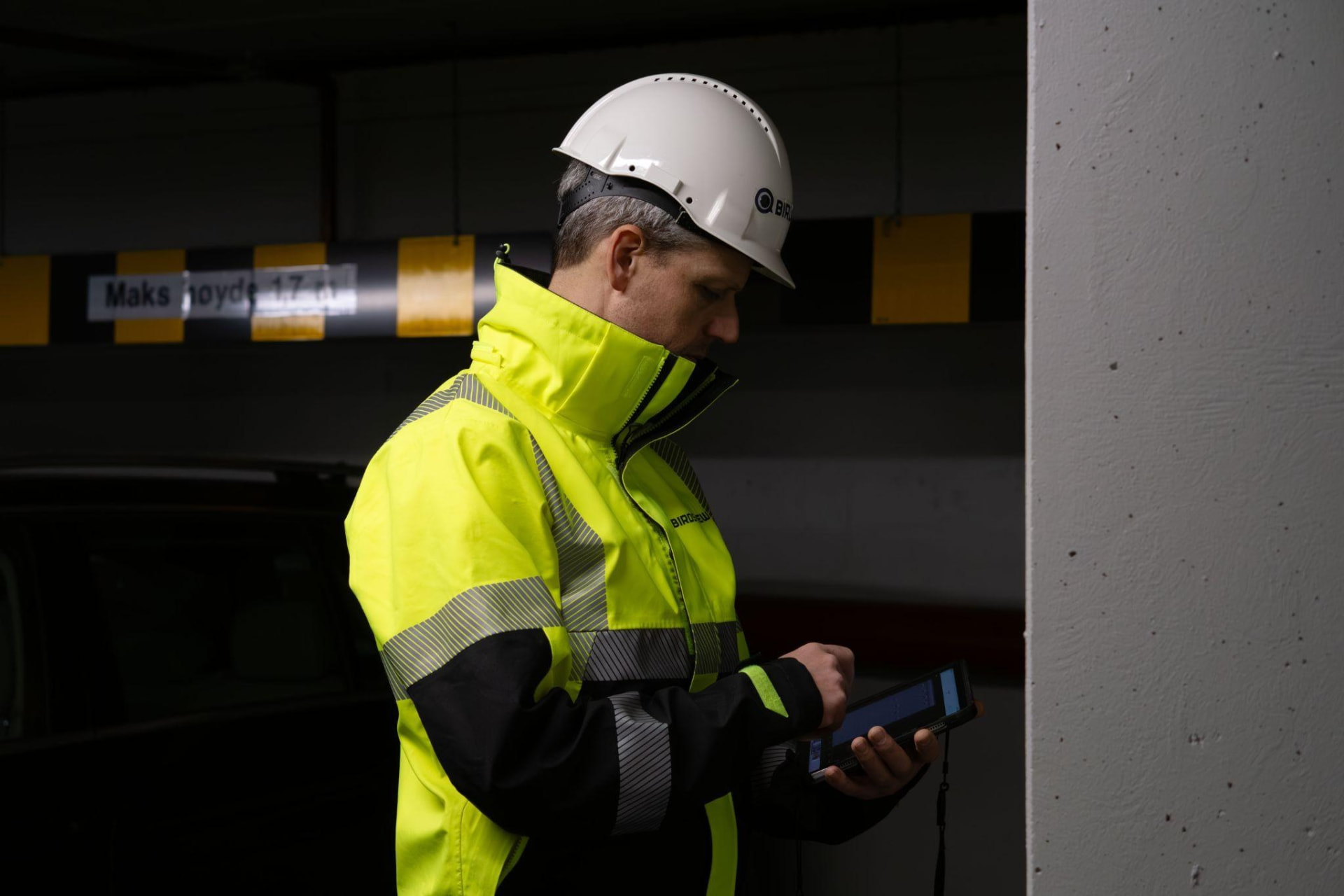 Birdsview operator scanning a concrete column with a tablet